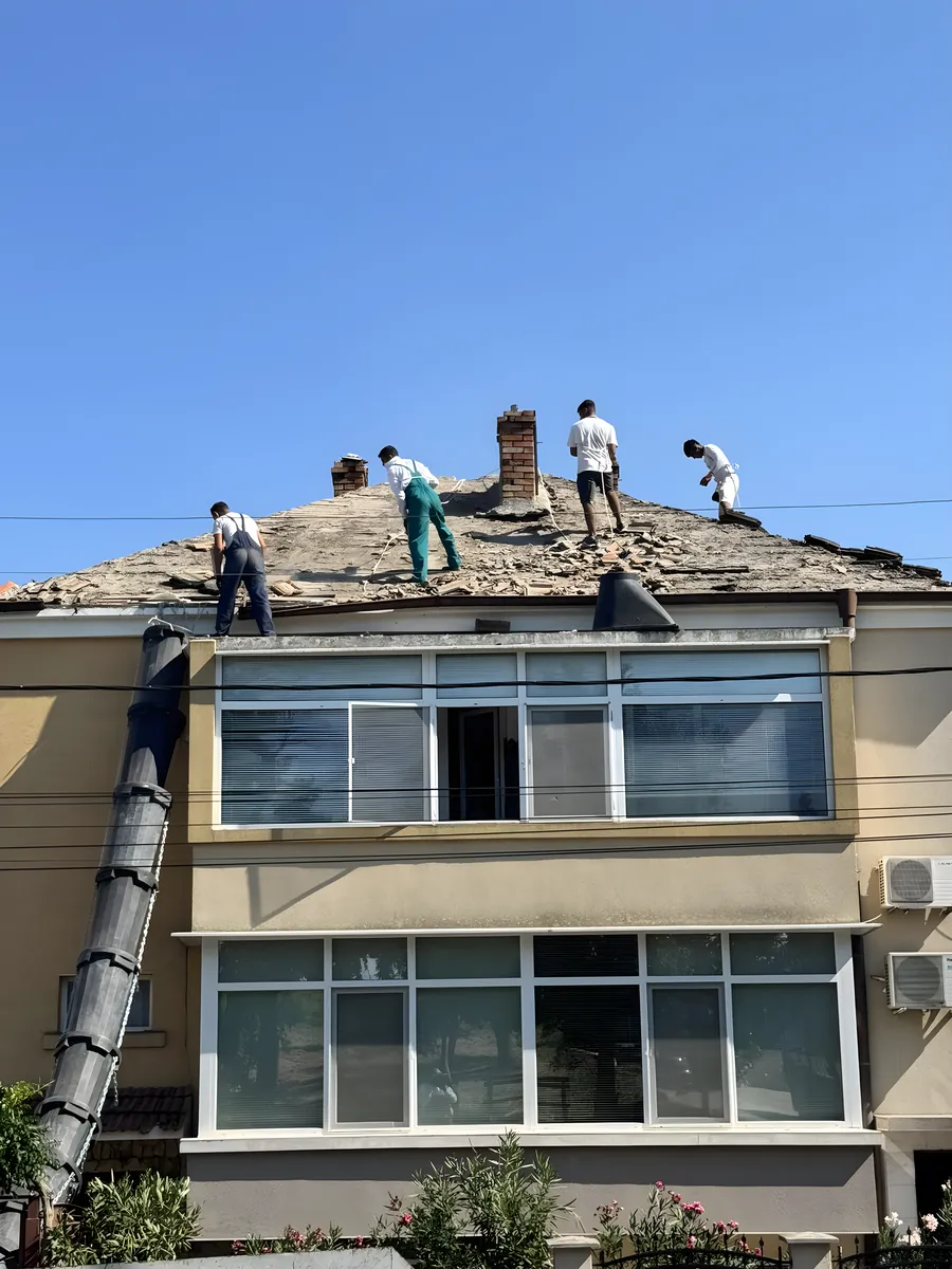 Четирима работника свалят стари керемиди